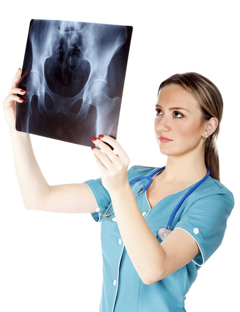 Женщина-врач, проверяющая рентгеновское изображение, выделена на белом фоне
. - Фото, изображение