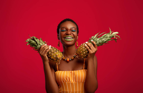 Ekstatische Afroamerikanerin hält Nadeln in der Hand und lacht - Foto, Bild