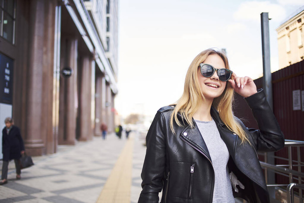módní žena v slunečních brýlích na ulici - Fotografie, Obrázek