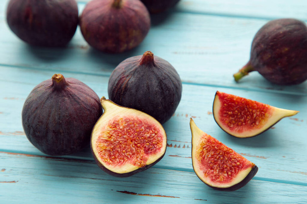 Fresh ripe figs on blue wooden background. Top view. - Zdjęcie, obraz
