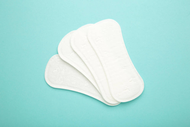 Sanitary pads on blue background. Women period. Top view - Foto, afbeelding