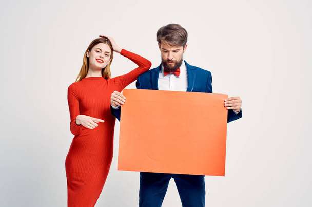 csinos férfi és nő reklám bemutató eladási ajánlat - Fotó, kép