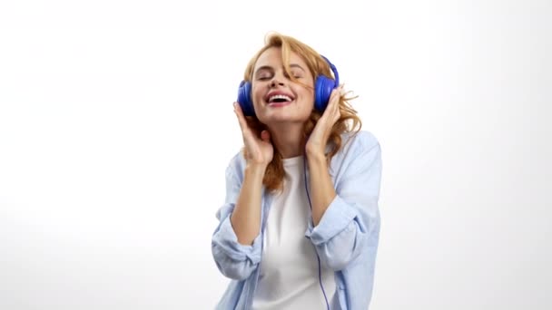 mujer feliz escuchando música y bailando en auriculares, amante de la música - Imágenes, Vídeo