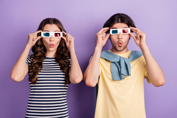 Photo of charming shocked lovers dressed casual outfit 3d glasses big eyes isolated purple color background - Foto, immagini