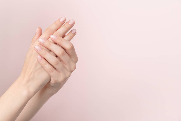 Stijlvolle trendy nagel jonge vrouw handen roze manicure op roze achtergrond. Hoge kwaliteit foto - Foto, afbeelding