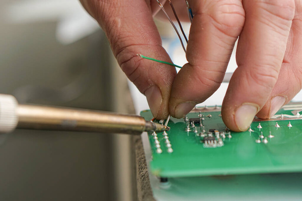 Lieu de travail électronique de laboratoire avec fer à souder et carte de circuit imprimé
 - Photo, image