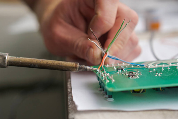Laboratorio electrónico con soldador y placa de circuito
 - Foto, Imagen