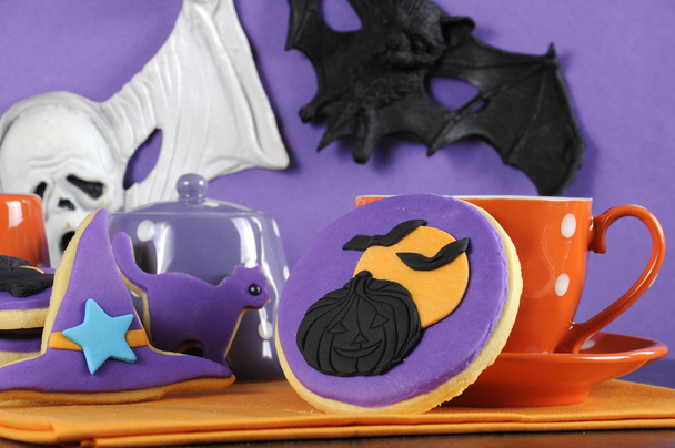 Hyvää Halloween violetti ja oranssi evästeet
 - Valokuva, kuva