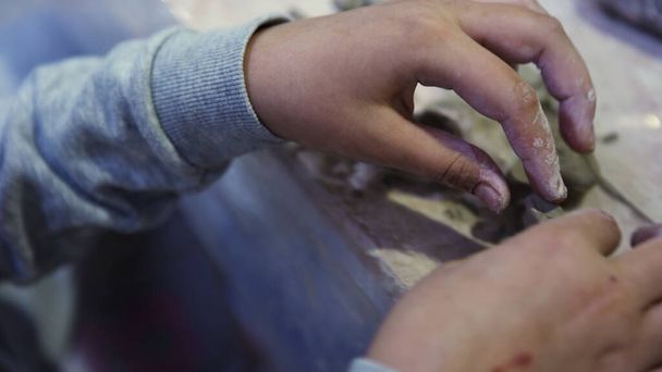 Close-up de uma criança mãos esculpindo figuras diferentes de barro cinza. Arte. Conceito de arte e desenvolvimento de habilidades motoras finas na oficina. - Foto, Imagem
