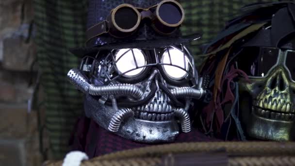 Gros plan des crânes dans un style steampunk au marché aux puces. L'art. Crânes stylisés décoratifs en métal effrayant avec des lunettes à l'extérieur dans la rue. - Séquence, vidéo