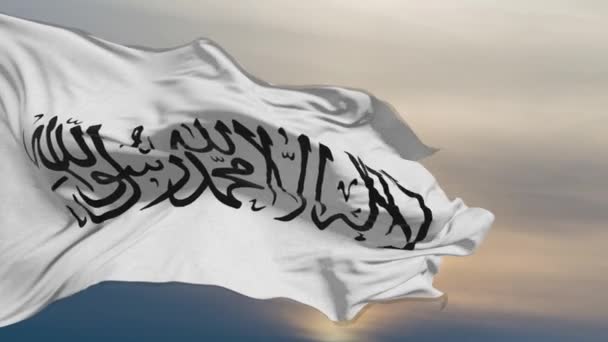 Le drapeau avec des symboles du mouvement terroriste islamiste flotte sur le fond du ciel sombre avec des nuages. Shahada est écrit sur le drapeau blanc. - Séquence, vidéo