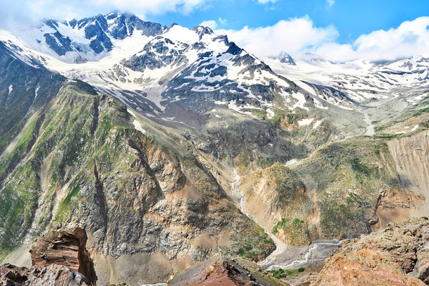 vista das montanhas do Cáucaso e picos cobertos de neve - Foto, Imagem