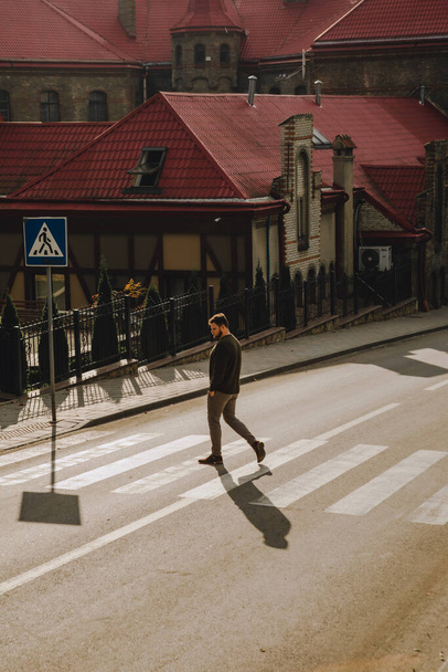 Männer überqueren Straße durch Fußgängerüberweg - Foto, Bild
