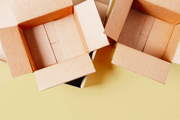 Empty open cardboard boxes on pastel background. Top view - Foto, imagen
