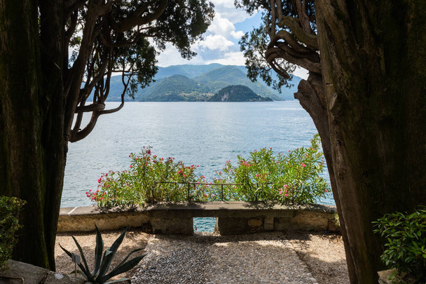 Kaunis näköala yli upean järven Como Lombardiassa, Italiassa. Näkymä on Varennan kaupungista kohti Bellagion kaupunkia. On erittäin mukava aurinkoinen kesäpäivä, sininen taivas ja muutama valkoinen pilvi. - Valokuva, kuva
