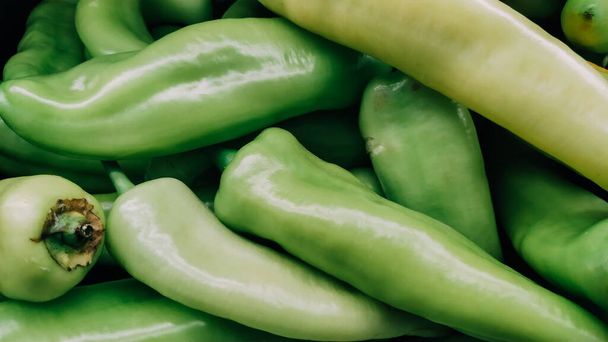Zöld chili paprika egymásra textúra háttér - Fotó, kép
