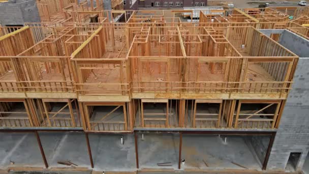 Exteriér rámování dřevěných nových domů ve stavebnictví paprsek - Záběry, video