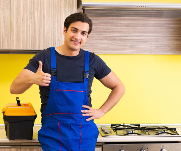 Giovane imprenditore di servizio assemblaggio mobili da cucina - Foto, immagini