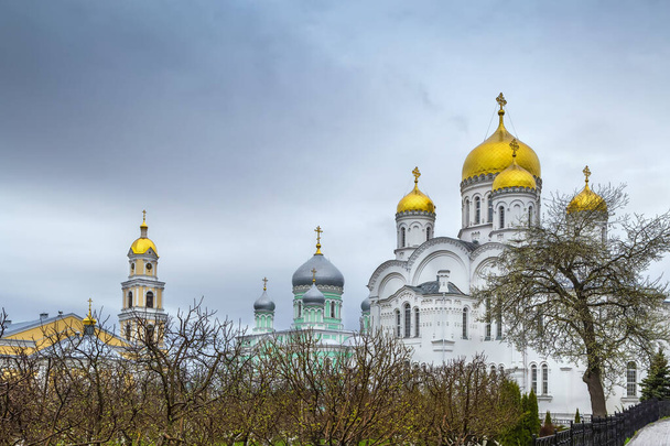 Verklärung-Kathedrale und Dreifaltigkeitskathedrale im Seraphim-Diveyevo-Kloster, Russland - Foto, Bild