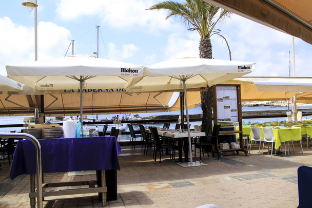 Cabo de Palos, Cartagena, Murcia, Spain- July 19, 2021:Bar with empty terrace on Cabo de Palos beach, Cartagena province, on a sunny day - Foto, imagen