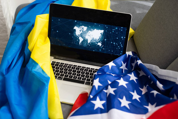 laptop perto da América e bandeira ucraniana. - Foto, Imagem