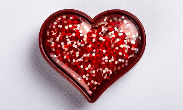 фігурка у вигляді серця в червоному кольорі на фоні як символ
 - Фото, зображення