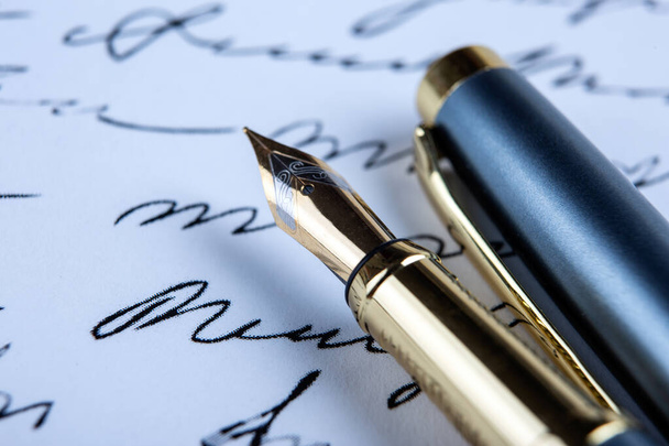 πένα στυλό σε χαρτί με μελάνι κείμενο στο χαρτί closeup - Φωτογραφία, εικόνα
