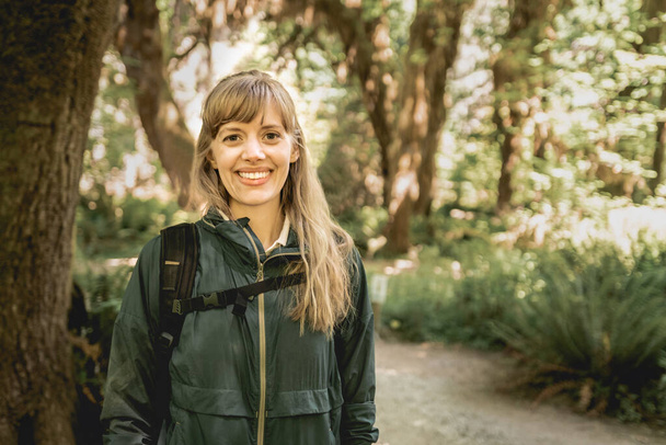 Портрет молодої жінки, що подорожує в лісі Гоха в національному парку Олімпік.. - Фото, зображення