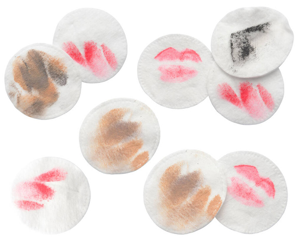 Almohadillas de algodón después de la eliminación del maquillaje sobre fondo blanco - Foto, Imagen