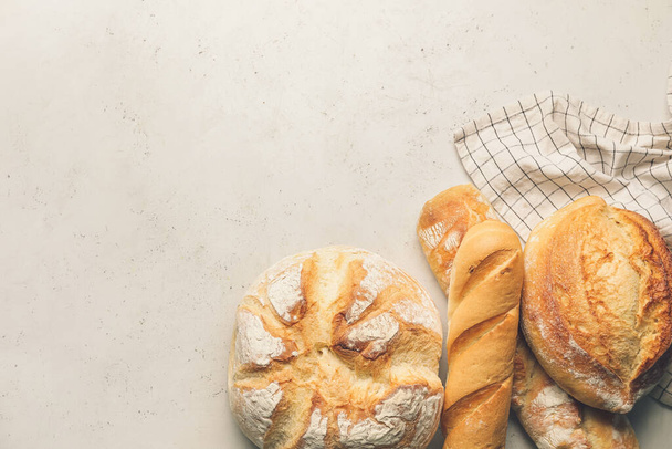 Friss kenyér választéka könnyű háttérrel - Fotó, kép