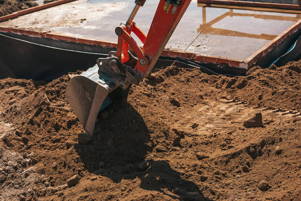 Koparka koparka kopanie na ziemi na placu budowy - Zdjęcie, obraz