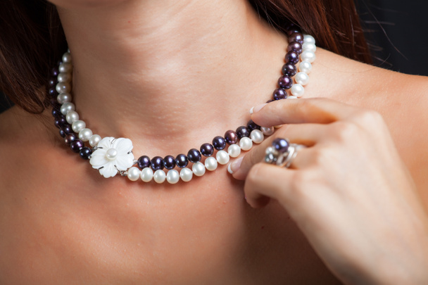 Frau mit Perlenkette am Hals - Foto, Bild
