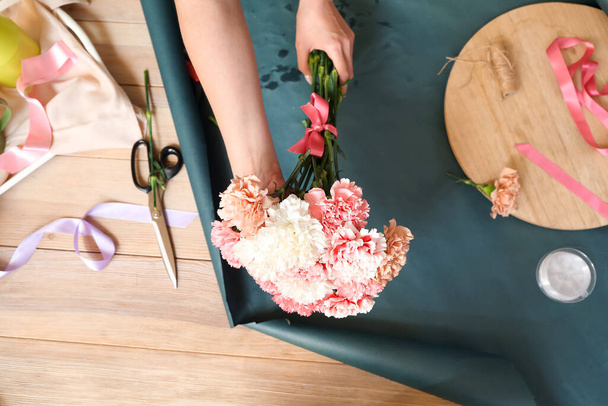 Цветочный букет с гвоздичными цветами в мастерской - Фото, изображение