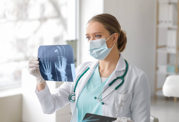 Lékařka s rentgenovým skenem na klinice - Fotografie, Obrázek