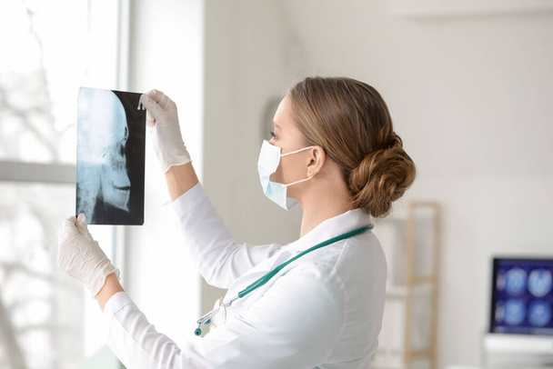 Γυναίκα γιατρός με ακτινογραφία στην κλινική - Φωτογραφία, εικόνα