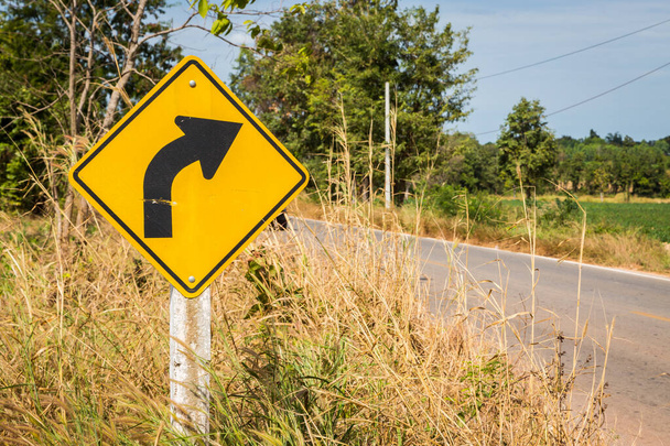 "Tournez à droite "Panneau de signalisation jaune, Panneau de signalisation sur la route - Photo, image
