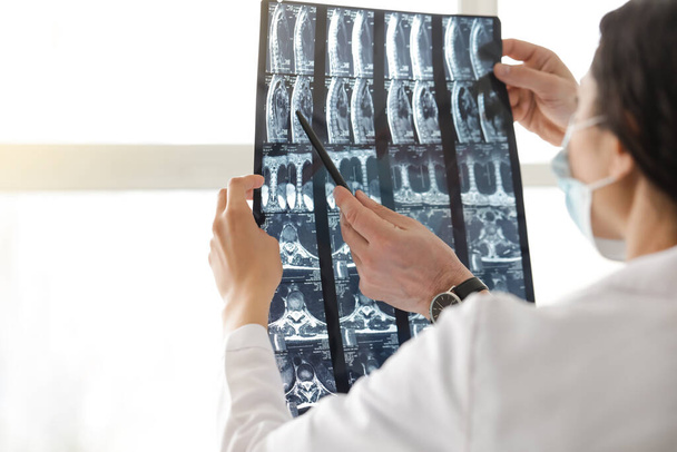 Doctors studying x-ray scan in clinic - Φωτογραφία, εικόνα