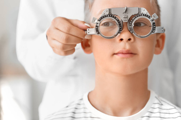 Malý chlapec podstupující oční test na klinice - Fotografie, Obrázek