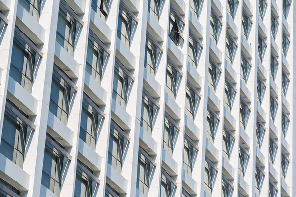 Beyaz bina arkaplanının pencereleri - Fotoğraf, Görsel