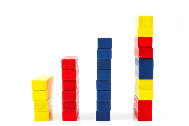 κόκκινο, μπλε, κίτρινο ξύλινο παιχνίδι ως μια στατιστική μπαρ - Φωτογραφία, εικόνα