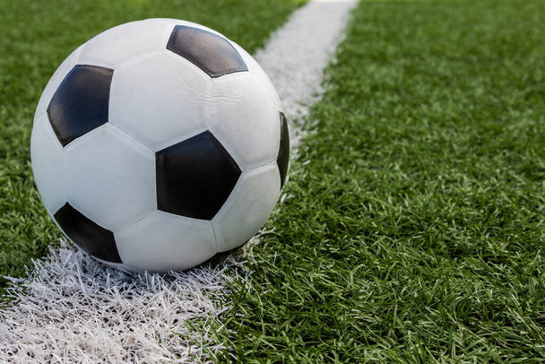 pelota de fútbol en el campo en el fondo de la línea blanca - Foto, Imagen