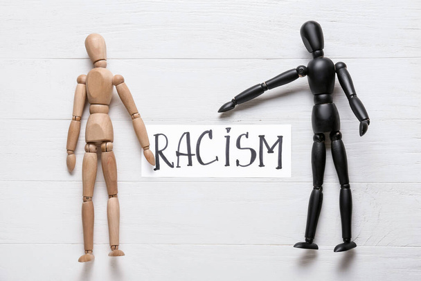 Διαφορετικές κούκλες σε λευκό ξύλινο φόντο. Έννοια ρατσισμού - Φωτογραφία, εικόνα