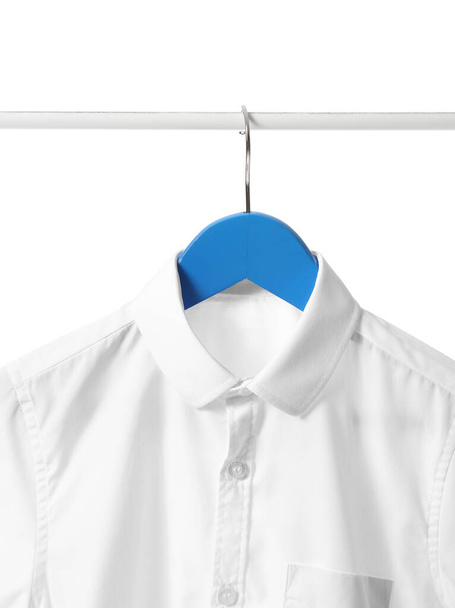 Вешалка со стильной рубашкой на белом фоне - Фото, изображение