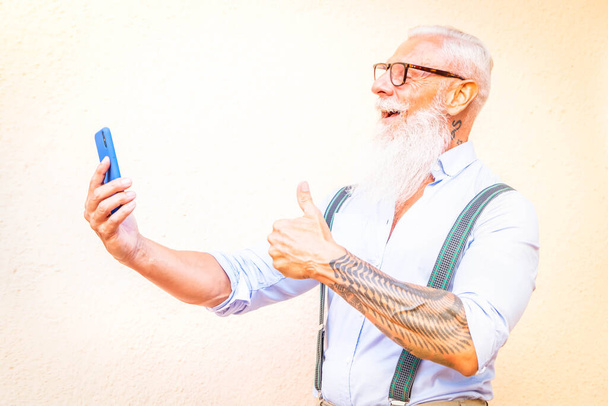 Senior man with a phone - Фото, зображення