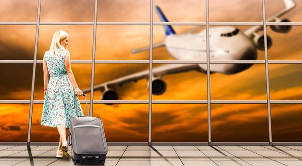 Ταξιδιωτική ιδέα. γυναίκα με αποσκευές στο διεθνές αεροδρόμιο τερματικό. - Φωτογραφία, εικόνα