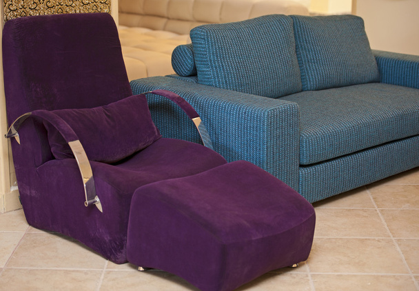 Dos sofás en una sala de exposición de muebles
 - Foto, Imagen