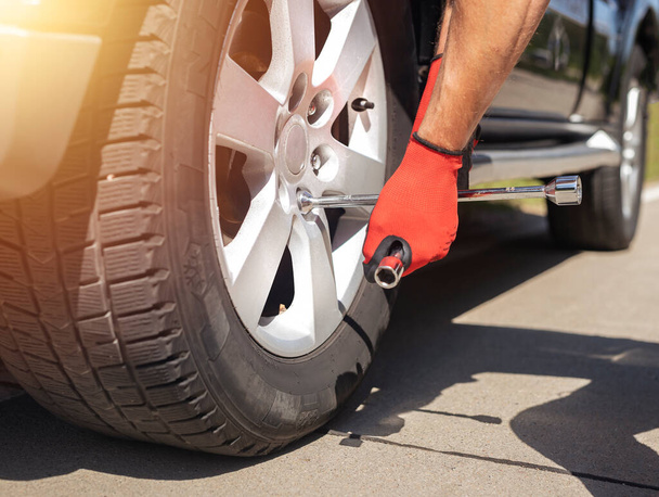 Fixing and checking wheel tyre of car with manual metal repair tool - Foto, immagini