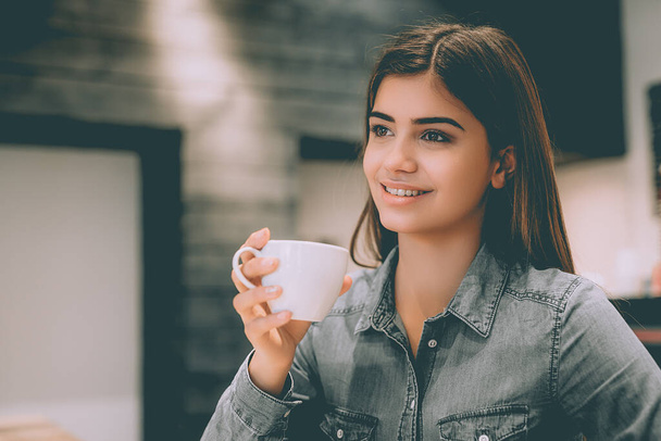 La mujer feliz sosteniendo una taza de café - Foto, imagen
