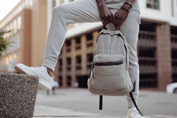 Sırt çantası bir şehirde erkeğin elinde - Fotoğraf, Görsel