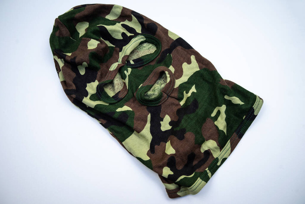 Beyaz karantinada haki yeşili paçavralar içinde askeri kar maskesi. Özel amaçlı yapıların üniformalarının ayrıntıları. - Fotoğraf, Görsel